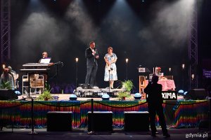 Hala Polsat Plus Arena Gdynia, scena, stoją Tomasz Augustyniak i Aleksandra Kosiorek
