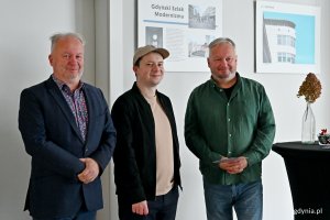 Krzysztof i Wojciech Jankowscy oraz grafik Jan Rutka podczas wernisażu wystawy &bdquo;Gdynia Miasto Modernizmu&rdquo; w Galerii Ratusz na pierwszym piętrze gł&oacute;wnego budynku Urzędu Miasta Gdyni 
