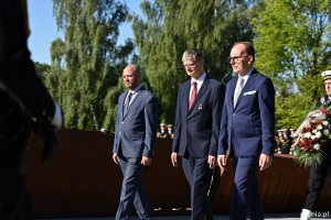 Kwiaty składają (od lewej): wiceprzewodniczący Rady Miasta Gdyni Ireneusz Trojanowicz, wiceprezydent Gdyni Rafał Geremek i wiceprzewodniczący Rady Miasta Gdyni Jakub Ubych