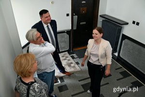 Na zdjęciu uśmiechnięci ludzie