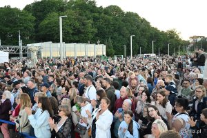 Publiczność zgromadzona na Bulwarze Nadmorskim podczas koncertu &bdquo;Cztery żywioły&rdquo;