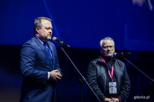 Od lewej: wiceprezydent Gdyni Marek Łucyk oraz Janusz Janowski - organizator Ogólnopolskich Spotkań Podróżników, Żeglarzy i Alpinistów podczas niedzielnej gali wręczenia nagród // fot. Karol Stańczak