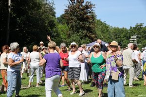 Uczestnicy pikniku dla senior&oacute;w na Polance Redłowskiej