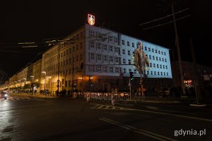 &bdquo;Zaczęło się  od morza. Baśniowa opowieść o Gdyni&rdquo;, video mapping na fasadzie urzędu miasta i widzowie