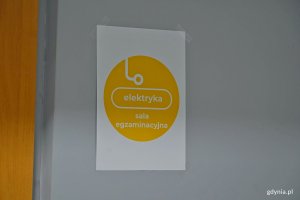 Oznaczenie jednej z sal egzaminacyjnych, w kt&oacute;rych odbywa się olimpiada