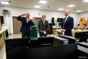 Prezydent Gdyni Wojciech Szczurek i wiceprezydent Bartosz Bartoszewicz podziwiają nowe pracownie w Zespole Szkół Chłodniczych i Elektronicznych // fot. Kamil Złoch