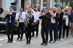 Orkiestra idąca na czele marszu z okazji  V Pomorskiego Dnia Seniora
