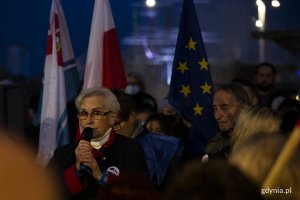 Wiec "Gdynia zostaje w Unii Europejskiej" na skwerze Kościuszki. Przemawia Helga Łukaszewska, prezes Koła w Gdyni Światowego Związku Żołnierzy Armii Krajowej. Fot. Przemysław Kozłowski