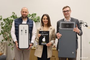 Uroczystość podpisania umowy o współpracy z firmą EQUAY w ZSChiE, na zdjęciu od lewej: prezes firmy Marek Kwiczała, kierownik serwisu Sylwia Świątczak oraz specjalista ds. sprzedaży Marcin Małopolski w EQUAY (fot. Katarzyna Balcerzak)