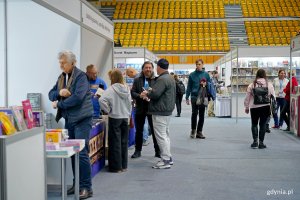 Uczestnicy Targ&oacute;w Książki w Gdyni odwiedzający stoiska wydawc&oacute;w 