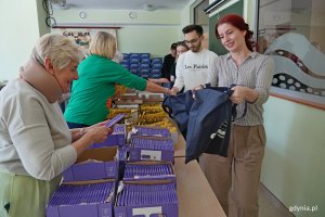 Wolontariusze podczas pakowania paczek dla samotnych i potrzebujących