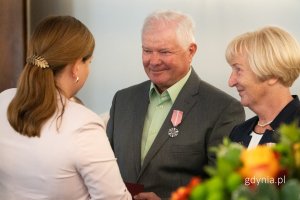 Prezydent i para, kobieta trzyma kwiaty