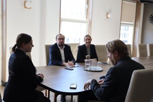 Reżyser Hugh Welchman odwiedził prezydent Gdyni Aleksandrę Kosiorek. W spotkaniu wzięli także udział dyrektor zarządzający ds. kultury i aktywności mieszkańc&oacute;w Mariusz Bzdęga i naczelnik Biura prezydenta UM Anna Chojnowska 