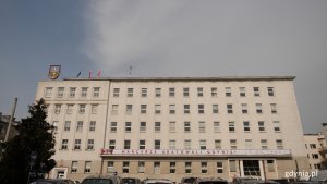 Na budynku Urzędu Miasta Gdyni pojawił się również baner ze specjalnym hasłem // fot. Marcin Mielewski