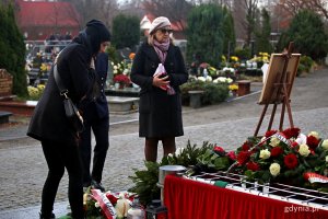 Na zdjęciu siostrzenica st. mar. Henryka Zająca Elżbieta Skrzesińska-Baar. W ręku trzyma banderę//fot. Przemysław Kozłowski