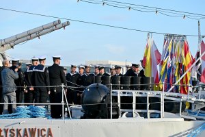 Uczestnicy uroczystości podniesienia bandery i wielkiej gali banderowej na &bdquo;Błyskawicy&rdquo;  z okazji 90. rocznicy chrztu i wodowania okrętu