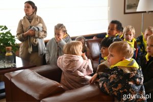 Przedszkolaki w gabinecie prezydent (fot. Magdalena Starnawska)
