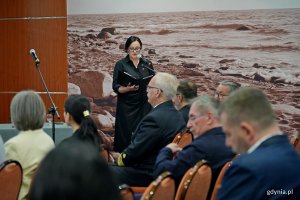 Magdalena Kierzkowska, rzeczniczka prasowa Urzędu Morskiego w Gdyni, przemawiająca podczas otwarcia konferencji na temat materiał&oacute;w niebezpiecznych w Bałtyku