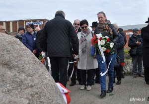 Odsłonięcie tablicy upamiętniającej Izabelę Jarugę-Nowacką // fot. Magdalena Czernek