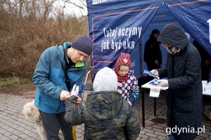 Uczestnicy sprzątania terenu przy Źródle Marii, które zorganizowano w ramach akcji „Godzina dla Ziemi WWF”