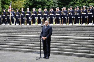 Obchody 78. rocznicy wybuchu II wojny światowej. Przemawia Andrzej Bień, wiceprzewodniczący Rady Miasta Gdyni // fot. B. Betlejewska