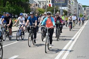 Grupa rowerzystów na ulicach Gdyni