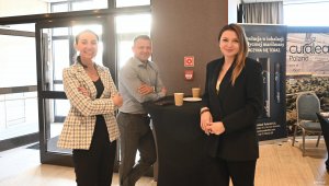 Dwie kobiety i mężczyzna z kubkami kawy