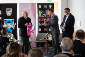 Profesor Jan Skokowski, Tomasz Majchrowicz i Marcin Gruchała. Konferencja European Healthy Stadia Network zorganizowana przez Arkę Gdynia, Gdański Uniwersytet Medyczny i Gdyńskie Centrum Zdrowia (fot. Kamil Złoch)