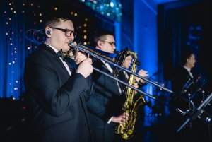 na zdjęciu mężczyźni grający na instrumentach