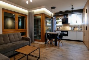 Salon z aneksem kuchennym w obiekcie Awanport B21