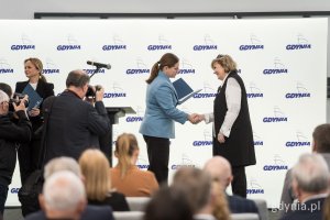 Na zdjęciu: Aleksandra Kosiorek, prezydent Gdyni i Małgorzata Sokołowska, redaktorka Uniwersyteckiego Kuriera Morskiego UMG (fot. Paweł Budziński)