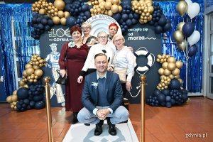 Kordian Kulaszewicz z Fundacji Adaptacja z seniorkami pozują do wsp&oacute;lnego zdjęcia