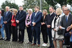 Uroczystości pod pomnikiem Ofiar Grudnia 1970 rozpoczęły gdyńskie obchody 45. rocznicy zakończenia strajków i podpisania porozumień sierpniowych. Na zdjęciu, od lewej: senator Sławomir Rybicki, wiceprezydentka Gdyni Oktawia Gorzeńska, przewodniczący Rady Miasta Tadeusz Szemiot, radni Joanna Zielińska, Dominik Aziewicz, Monika Strzałkowska, Norbert Anisowicz, Beata Zastawna, obok Zenon Roda (fot. Michał Puszczewicz)