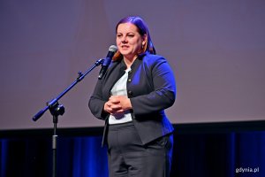 Prezydent Gdyni Aleksandra Kosiorek przemawiająca podczas konferencji podsumowującej zakończenie dw&oacute;ch inwestycji w Porcie Gdynia 