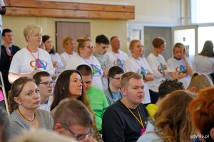 Uczestnicy wydarzenia z okazji Światowego Dnia Świadomości Autyzmu zgromadzenia na sali gimnastycznej ZSS 17 w Gdyni