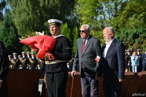 Kwiaty składają (od lewej): Andrzej Krajniak, członek zarządu stowarzyszenia Gdynian Wysiedlonych i Krzysztof Jankowski, prezes Światowego Związku Żołnierzy Armii Krajowej o/Gdynia