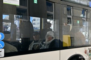 Mieszkańcy DPS-u podczas wycieczki autobusowej po Gdyni 
