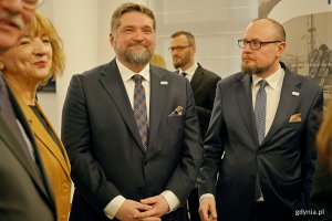 Mariusz Bzdęga &ndash; dyrektor zarządzający ds. kultury i aktywności mieszkańc&oacute;w Urzędu Miasta Gdyni, Tadeusz Szemiot &ndash; przewodniczący Rady Miasta Gdyni oraz Karin Moder &ndash; dyrektorka Muzeum Miasta Gdyni podczas zwiedzania wystawy &bdquo;Gdynia x 10&rdquo; 