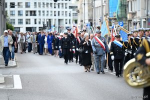 Uczestnicy uroczystości podczas przemarszu na apel z okazji Święta Morza