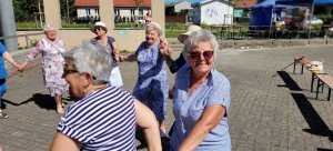 Tańczące i trzymające się za ręce seniorki