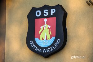Logo OSP Wiczlino przed remizą (fot. Michał Sałata, gdynia.pl)