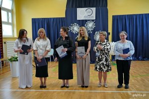 Pracowniczki szkoły nagrodzone przez dyrekcję z okazji jubileuszu 90-lecia Szkoły Podstawowej nr 11. Na zdjęciu wraz z Joanną Zarzycką &ndash; dyrektorką Szkoły Podstawowej nr 11 