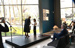 Dziewczynka odbiera nagrodę