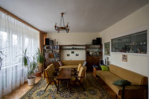 Pokój w mieszkaniu w kamienicy umeblowany w stylu z lat PRL.