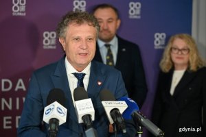 Otwarcie nowej pracowni tomografii komputerowej w CMMiT w Gdyni. Przemawia Jacek Karnowski, wiceminister funduszy i polityki regionalnej. (fot. Łukasz Kamasz/gdynia.pl)