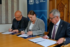Od lewej: prof. Dariusz Mikielewicz &ndash; prorektor ds. nauki Politechniki Gdańskiej, prezydent Gdyni Aleksandra Kosiorek i prof. Jakub Szczepański &ndash; dziekan Wydziału Architektury Politechniki Gdańskiej podczas podpisywania listu intencyjnego dotyczącego wsp&oacute;łpracy pomiędzy Gdynią a Politechniką Gdańską (