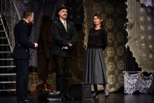 Zdjęcie z próby do przedstawienia „Arszenik i stare koronki” Josepha Kesselringa w reżyserii Krzysztofa Babickiego, które od 13 lutego będzie można zobaczyć w Teatrze Miejskim w Gdyni // fot. Roman Jocher