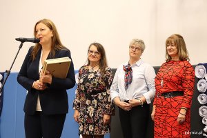 „Przyjaciel Szkoły” trzy z pięciu zasłużonych nauczycielek, które przez ponad 35 lat były sercem tej placówki. Wyróżnienie otrzymały: Liliana Czaplińska, Małgorzata Gałczyńska, Małgorzata Krzyżanowska, Krystyna Parnawska-Wieloch i Aleksandra Peplińska  (fot. Katarzyna Balcerzak)