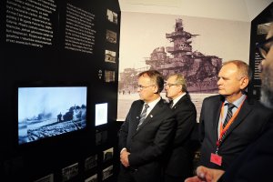 Dyrektor Muzeum Miasta Gdyni opowiada gościom o wystawie stałej Muzuem Miasta Gdyni, fot. Michał Kowalski