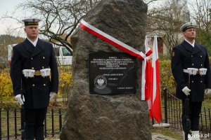 Uroczyste odsłonięcie pomnika pamięci żołnierzy lądowej obrony Wybrzeża, bohaterskich obrońców Kępy Oksywskiej, którzy we wrześniu 1939 roku stawili opór niemieckiemu agresorowi 